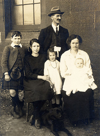 James Ewing and family, Kinnell, 1920